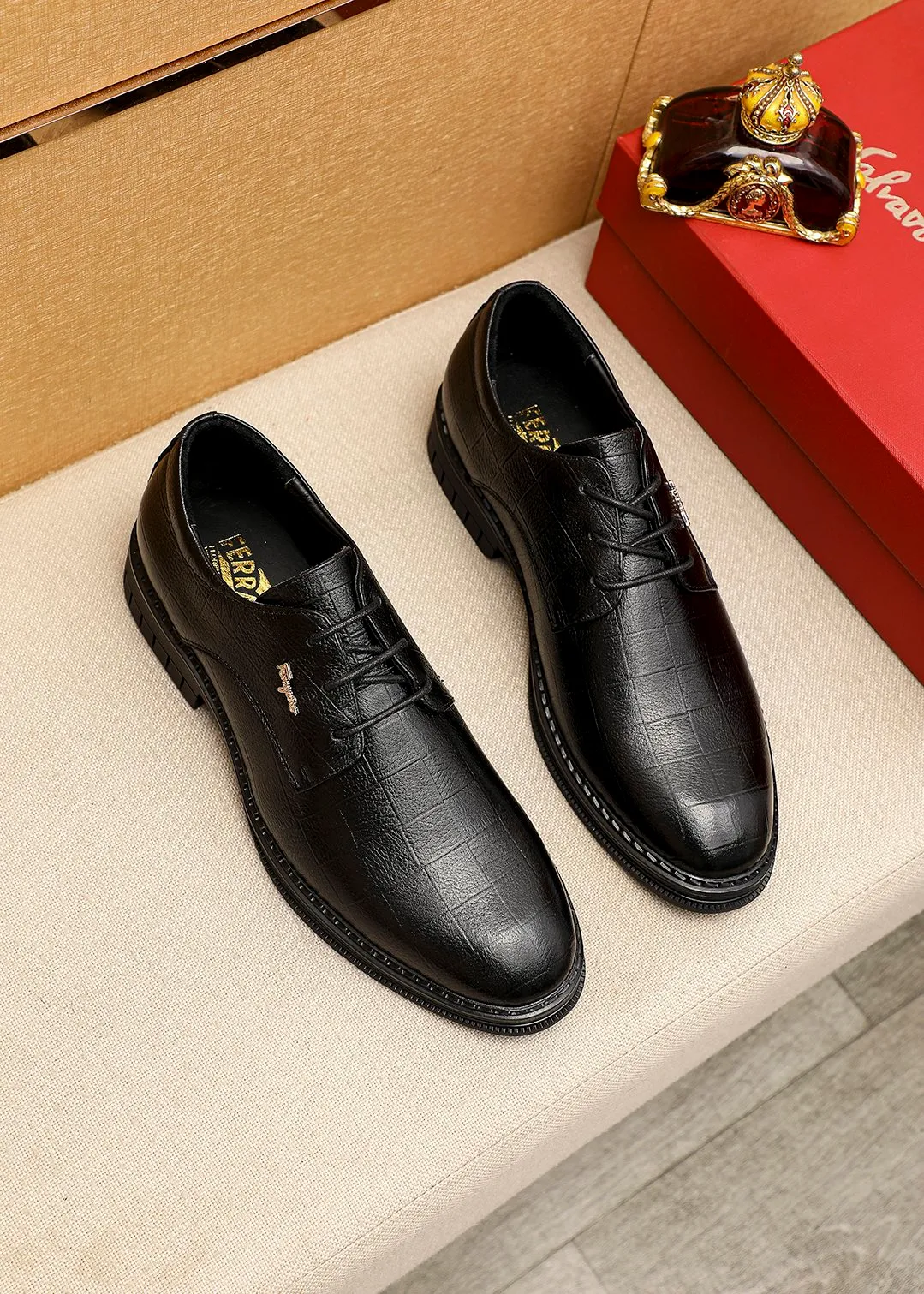 Men's shoes 💰462 💐 Product trademark: Ferragamo "Ferragamo" business leather shoes Regular size: 38-44 (45.46🉑️customized) Product materials: Selected imported first-layer calfskin embossed upper + luxury hardware buckle, imported water-dyed cow leather lining. Strong three-dimensional visual effect, rubber outsole Color: 1⃣️color optional